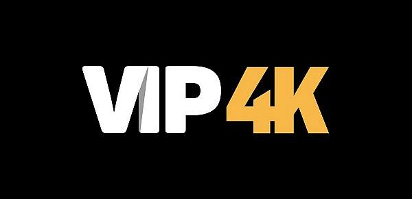  VIP4K. Verführerisches Küken mit großen Titten reitet Schwanz für viel Geld